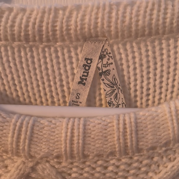 White knitted sweater. Size Small. Never worn before - Picture 2 of 2